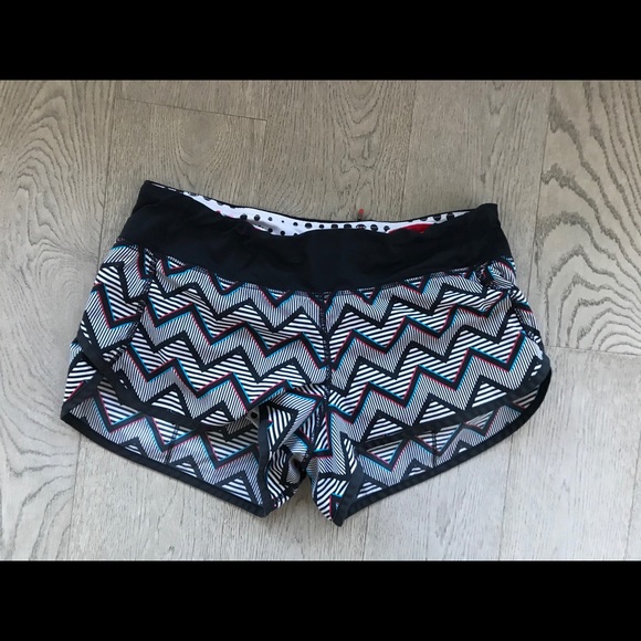 Lululemon Seawheeze Shorts 2014 Size 6 Chevron - Picture 2 of 5